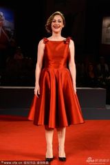 组图：《暴力小姐》首映 伊莱尼和导演暧昧对视