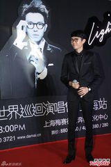 组图：方大同现身演唱会发布会 着黑西装帅气