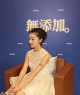 组图：周冬雨纯白衣裙出席活动 分享护肤心得