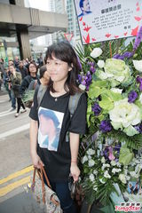 组图：张国荣逝世10周年 荣迷纪念送花拜祭