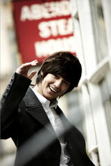 高清组图：韩星金范伦敦写真展现花美男迷人魅力