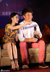 组图：李小璐恢复苗条热裤秀腿 揽贾乃亮做公益