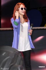 组图：萧亚轩昆凌等港台百位明星同台为公益开唱