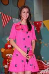 组图：吴千语粉色外套出镜 美腿诱人气质甜美