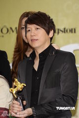 组图：曾宝仪金马礼服性感亮相 自嘲曾志伟像哈比人