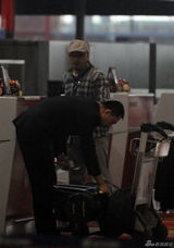 组图：徐峥现身机场独自离京 疑为新片准备素材