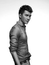 组图：冯绍峰邪恶王子形象曝光 造型夸张笑容神秘