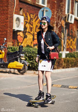 组图：熊乃瑾时尚街拍大片 多变造型显艺术气息