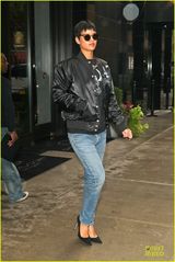 组图：蕾哈娜另类墨镜现身街头 展酷帅摇滚范儿