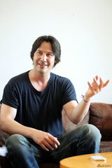 组图：对话基努-里维斯 剥去面纱还是那么酷