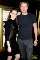 组图：暮光女超浓眼妆亮相首映 与赫德兰亲密相拥