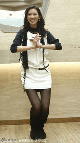 组图：林志玲裙装搭配雪地靴亮相 台上俏皮可爱