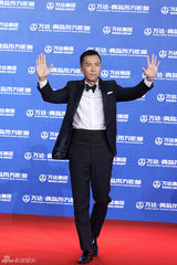 组图：万达百米红毯第二秀 梁朝伟赵薇众星百态