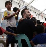 小贝探访菲台风灾区 与儿童互动奶爸范十足(图)