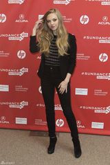 组图：阿曼达-塞弗里德干练造型出席新片发布会