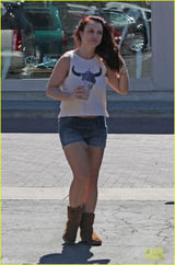 组图：布兰妮穿小短裤上街 膀圆腰粗饮料不离手