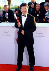 组图：戛纳电影节颁奖礼 获奖者亮相笑容洋溢