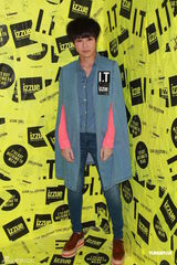 组图：何韵诗出席活动穿着个性 内地演贾宝玉