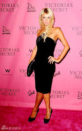 幻灯图集：帕丽斯-希尔顿秀露肩礼服 性感窈窕