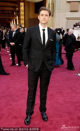 组图：《悲惨世界》男星亚伦-特威特帅气显萌