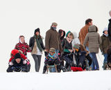 高清图：裘德-洛携三子度假 带爱女乘雪橇场面温馨