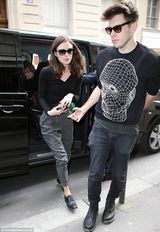 组图：凯拉-奈特莉出席巴黎时装周 新装展蛮腰