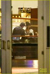 组图：水果姐情变素颜出行 拥抱异性友人求安慰