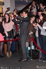 组图：《美国骗局》首映 贝尔夫妇亮相秀恩爱