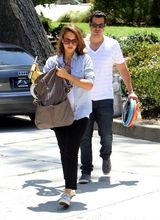 组图：阿尔芭挺大肚全家出行 老公抱爱女玩滑梯