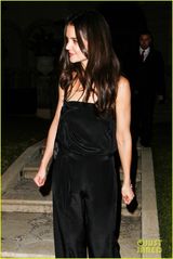 组图：凯蒂霍尔姆斯连体衣露香肩 笑容腼腆