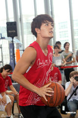 组图：吴克群出席活动秀球技 力证自己肌肉没作假