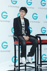 组图：方大同音乐创作不忘备份 与薛凯琪无亲密照