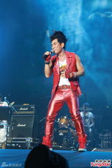 组图：任贤齐开唱不忘黄家驹 与黄家强同台对唱