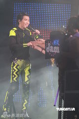 组图：萧敬腾唱《black or white》 向杰克逊致敬