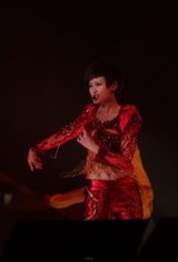 组图：李宇春大跳性感肚皮舞 歌迷微博大屏幕示爱