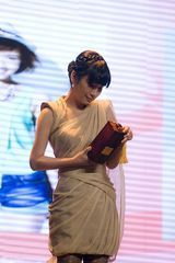 高清图：秦海璐用时尚影响荧屏 获年度荧屏女主角