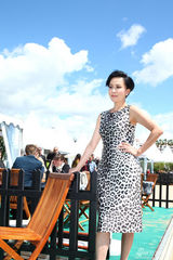 组图：刘嘉玲戛纳拍写真 豹纹黑超气场足