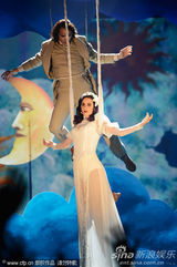 组图：凯蒂-佩里着纯白透视裙高空漫舞