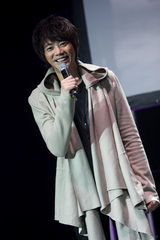 幻灯图：信发专辑唱多首新歌 宁浩邀其合拍电影