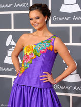 高清组图：格莱美红毯 Shaila Durcal绣花紫裙