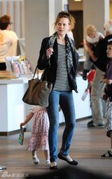 高清组图：妮可-基德曼全家返澳 全家三口秀幸福