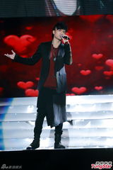 组图：容祖儿刘浩龙同台相亮 林峰否认同居