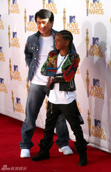 幻灯图：《功夫梦》主演成龙和小史密斯亮相MTV奖