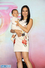 组图：钟丽缇授育儿经 自曝有意直播生产第四胎