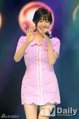 组图：少女时代泰蒂徐俏丽献歌WAPOP公演