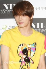 组图：金在中鹅黄T恤亮相 皮肤白皙面容精致