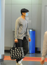 组图：钟汉良口罩遮面 提米奇手袋快步登机