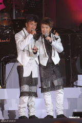 组图：张崇基张崇德开演唱会 郑秀文做嘉宾裙装亮相