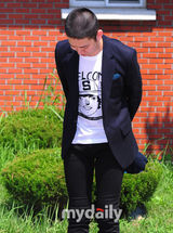 组图：Super Junior希澈入伍 各国粉丝举横幅相送