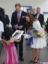 组图：盘点凯特与孩童温馨瞬间 王妃母爱泛滥眼神温柔